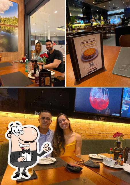 Entre diferentes coisas, interior e balcão de bar podem ser encontrados no Coco Bambu Del Rey