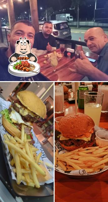 A comida e interior do restaurante