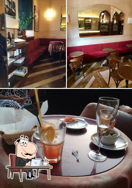 Dai un'occhiata agli interni di Rue Cafè Rivoli