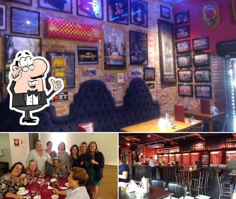 Sente em uma das mesas no 72 New York