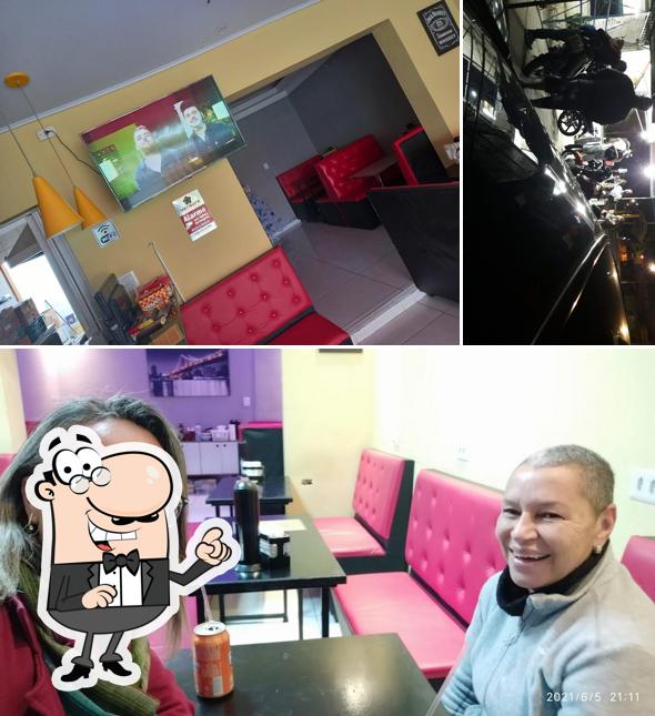 O interior do Pit Stop Lanches - Jundiaí Hambúrgueres Artesanais Marmitex Açai Pastéis Refeições