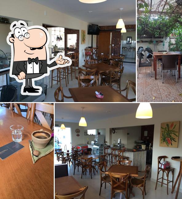 O interior do Café com Flores