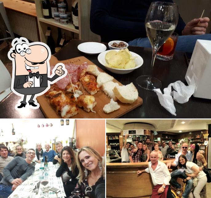 Questa è la foto che mostra la interni e tavolo da pranzo di Bar Enoteca Castello S.N.C