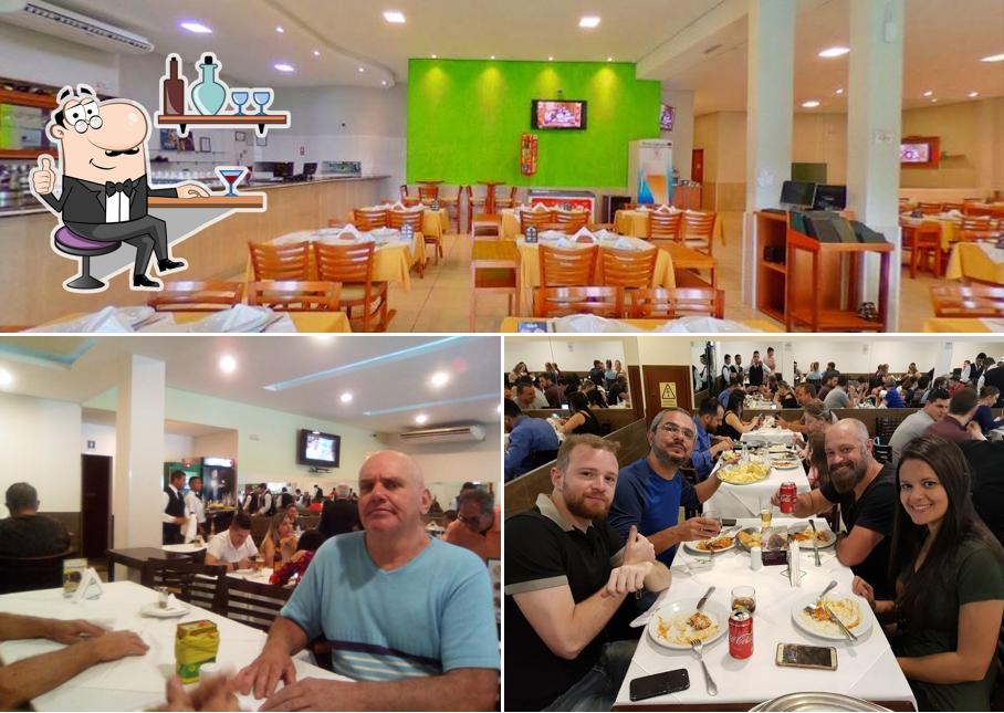 Sente em uma das mesas no Restaurante Via Brasil - Itu