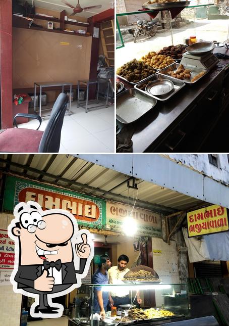 Look at this photo of Dambhai Bhajiyavala