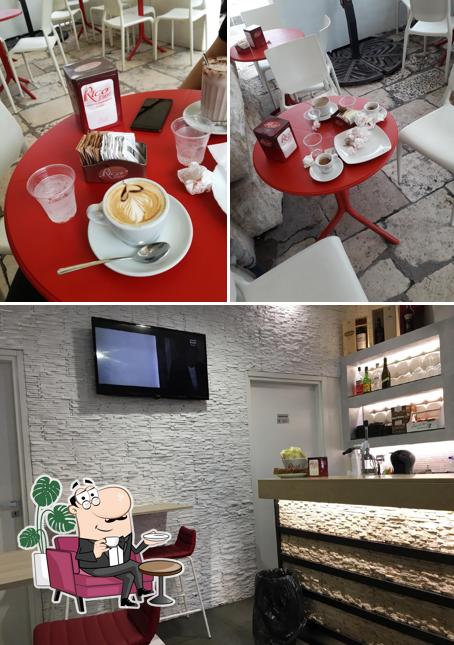 Siediti a un tavolo di Hakuna Matata