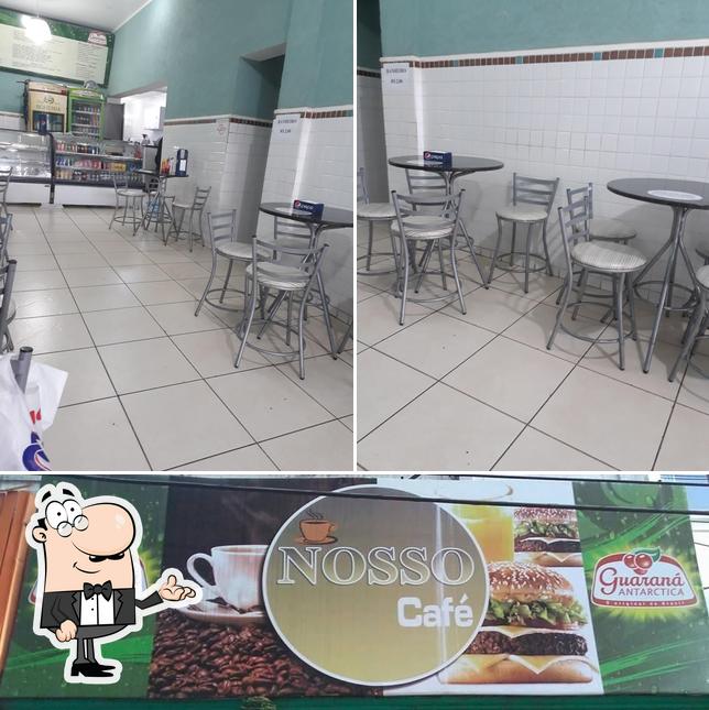 A interior e cidadãos do restaurante