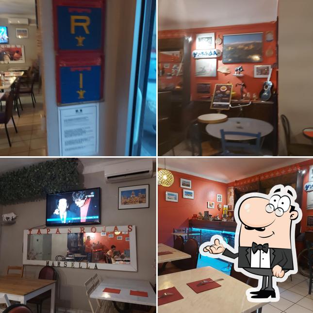 Installez-vous à l'une des tables de Tapas Rojas