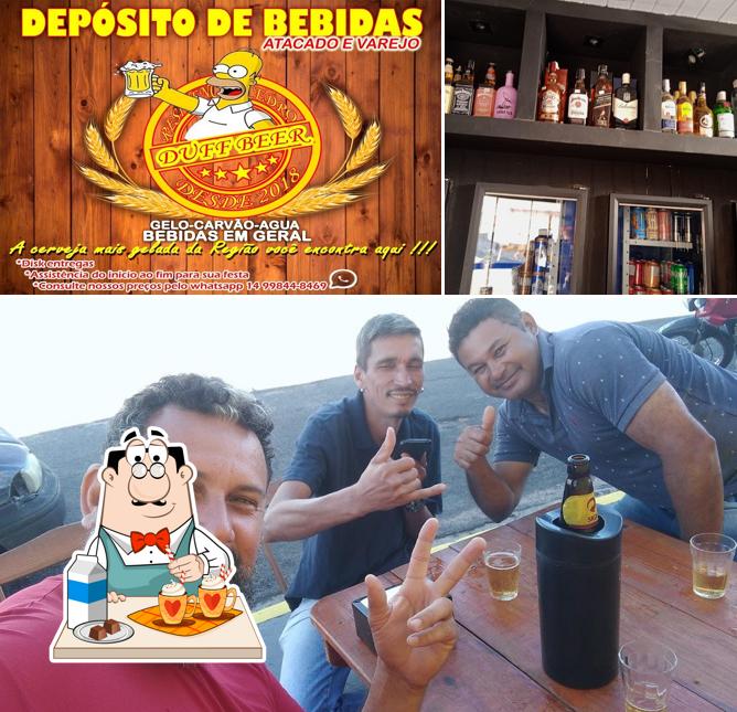 Desfrute de um drinque no DEPOSITO DE BEBIDAS DUFF BEER