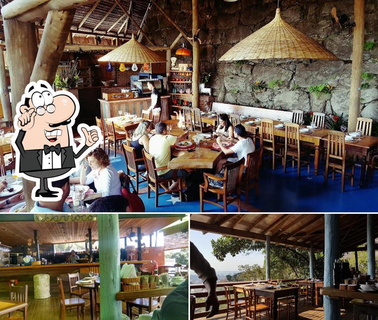 Sente em uma das mesas no Aprazível