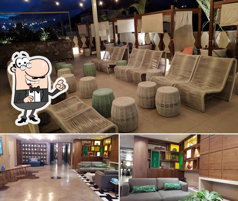 Sente em uma das mesas no The Rooftop