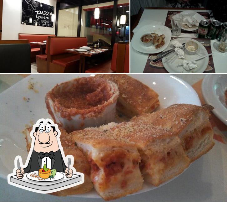 A imagem da comida e mesa de jantar no Pizza Hut
