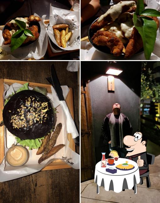 Delicie-se com um hambúrguer no Nosferatu Pub