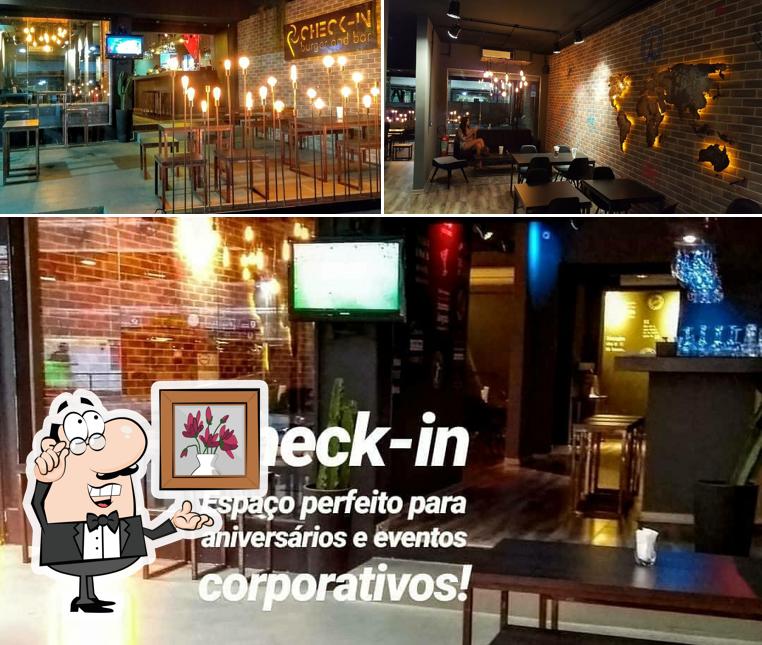 Veja imagens do interior do Check-in Burger and Bar