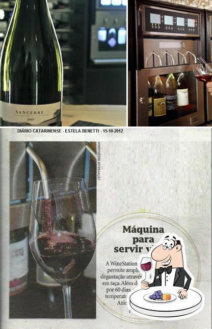 Tome uma taça de vinho no WineStation Brasil