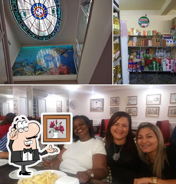 Sente em uma das mesas no Sorvetes Ki Legal