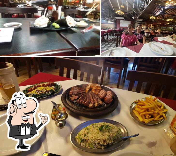 Sente em uma das mesas no Luka's Polo Gastronômico - Itaipava