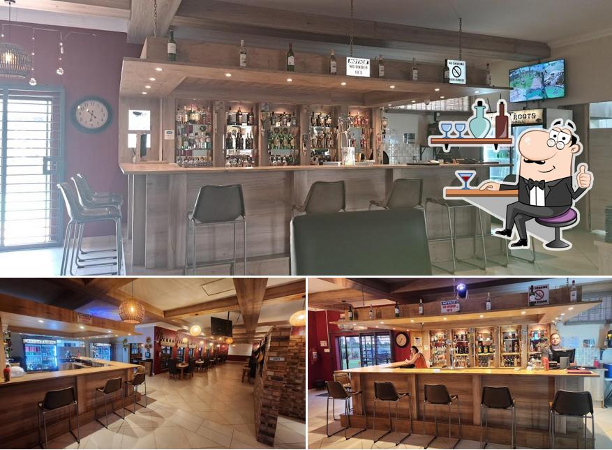 Installez-vous à l'une des tables de Rustic Roots Family Restaurant