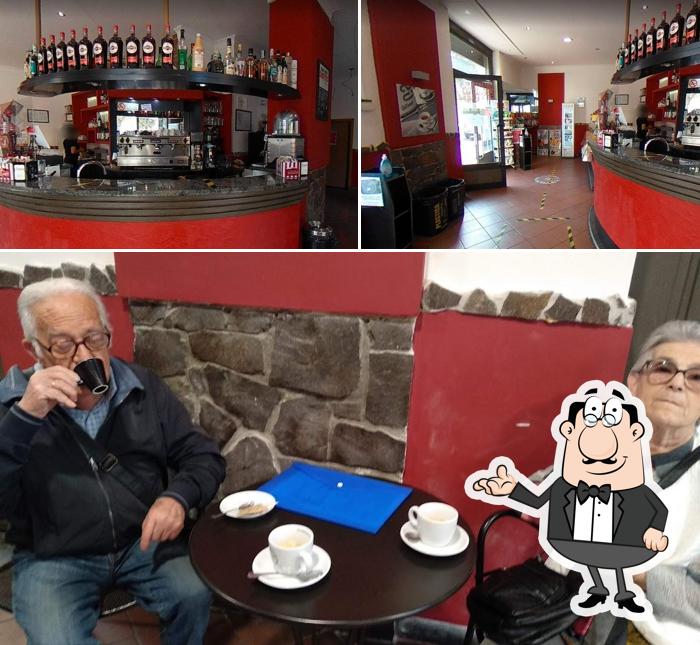 Blue Moon Café si caratterizza per la interni e bancone da bar