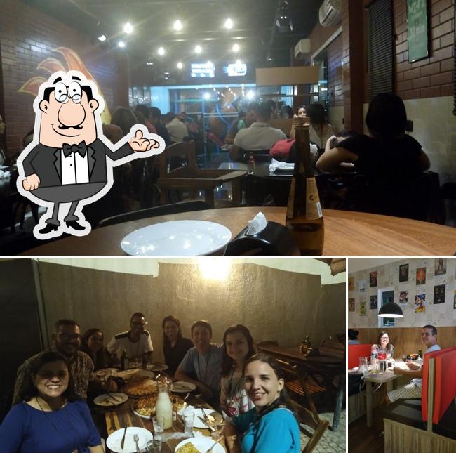 Sente em uma das mesas no EMPÓRIO HOT PIZZARIA