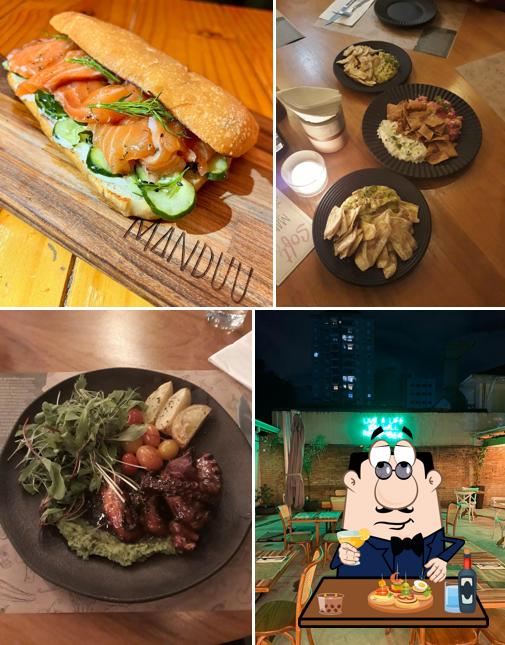 Coma um sanduíche no Espaço Manduu