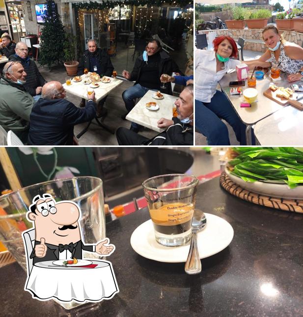 La tavolo da pranzo e cibo del ristorante