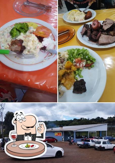 Confira a foto mostrando comida e exterior no Churrascaria Espeto de Ouro