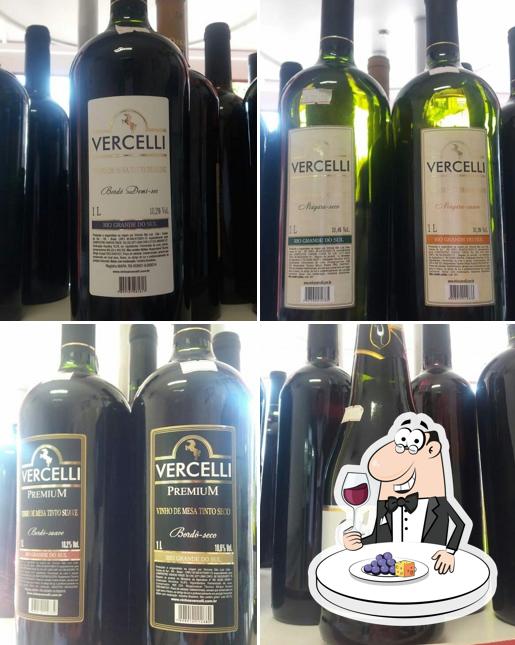 É agradável desfrutar uma taça de vinho no Pizzaria e Casa de Massas Pré Assada - Vila Hortência