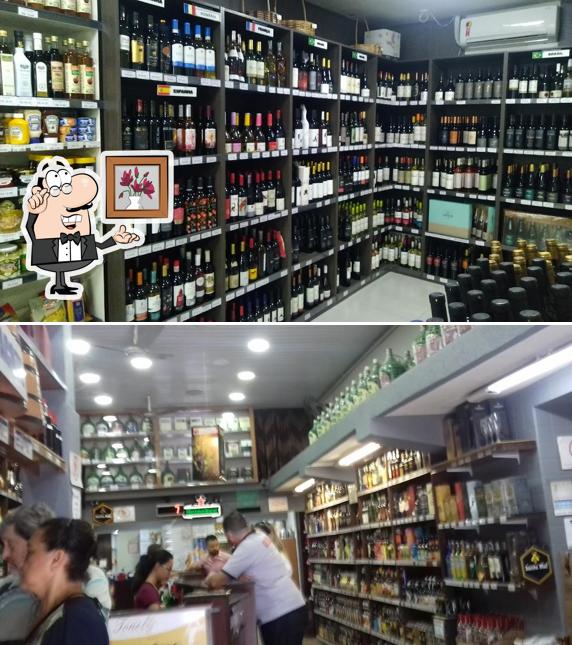 Sente em uma das mesas no Adega Tonel do Rudge