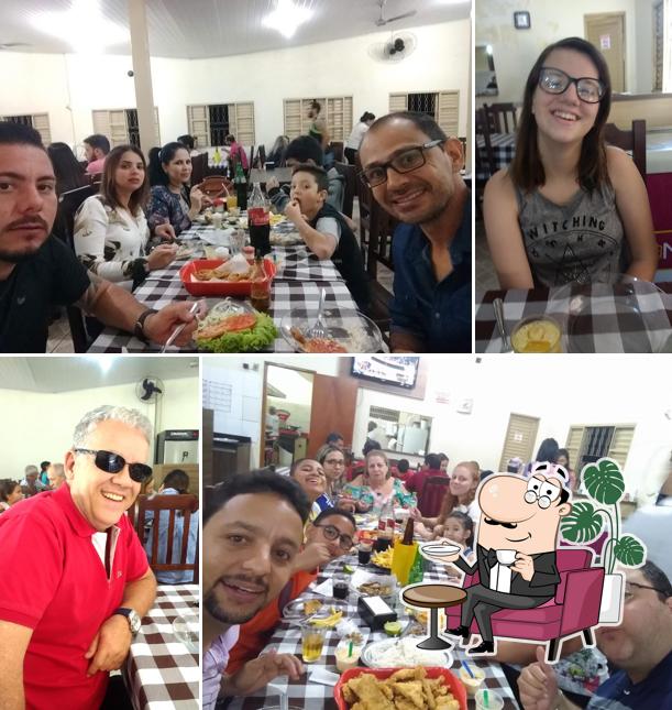 Sente em uma das mesas no Zé do Peixe