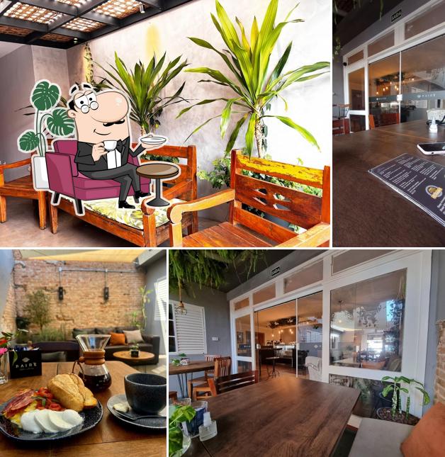 O interior do Pairê Cafeteria e Coworking