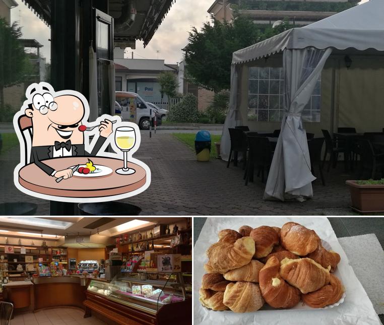 Questa è la immagine che presenta la cibo e interni di Pasticceria All'Artigiana Di Destro Danilo E C. (S.N.C.)