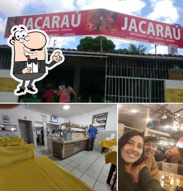Sente em uma das mesas no Restaurante Jacaraú