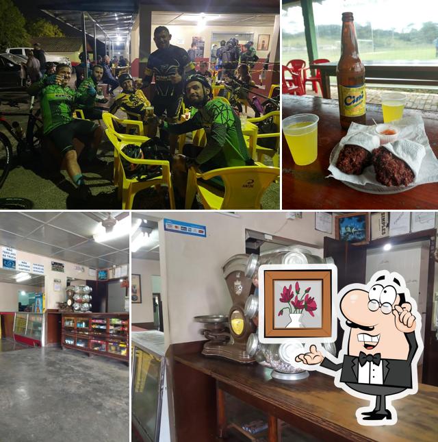 Sente em uma das mesas no Bar do Elcio do Bolinho LTDA