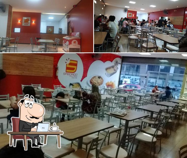 Sente em uma das mesas no Pastelaria Saborido