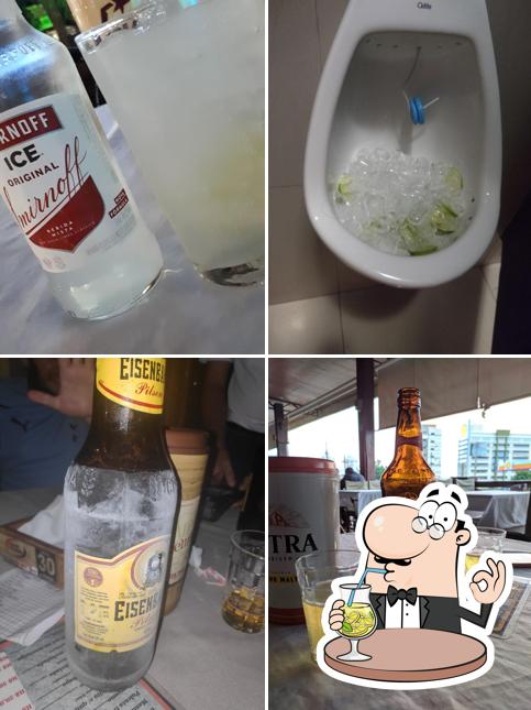 Entre diferentes coisas, bebida e comida podem ser encontrados a Posto Bom Clima