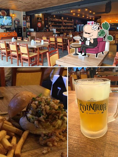 Sente em uma das mesas no Rock Fella Fire and Meat (Vila Olímpia)