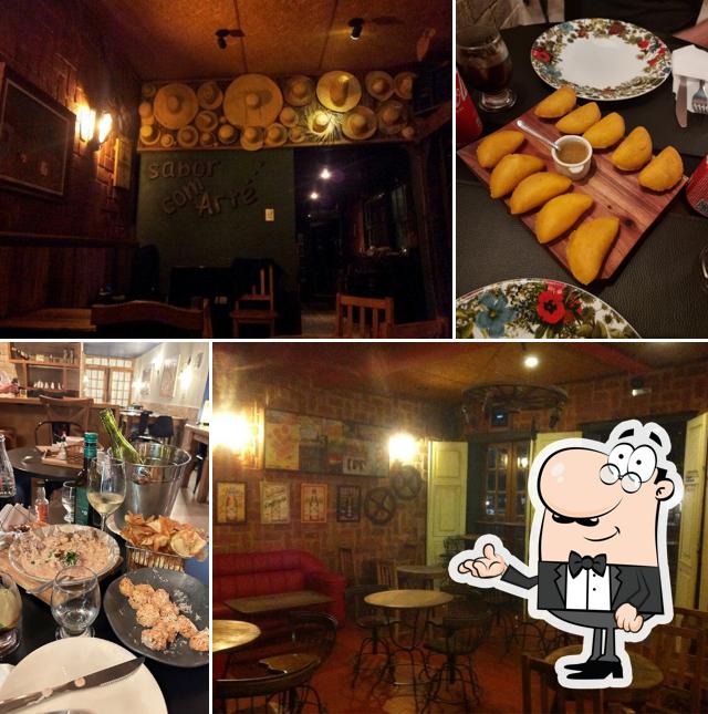 Sente em uma das mesas no Sabor com Arte