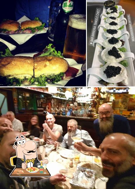 Dai un’occhiata alla foto che mostra la cibo e tavolo da pranzo di Tango e Chet di Tononi Massimo