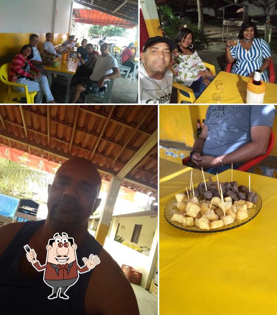 A comida e interior do restaurante