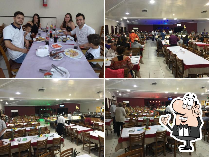 Sente em uma das mesas no Restaurante e Churrascaria Espeto De Ouro