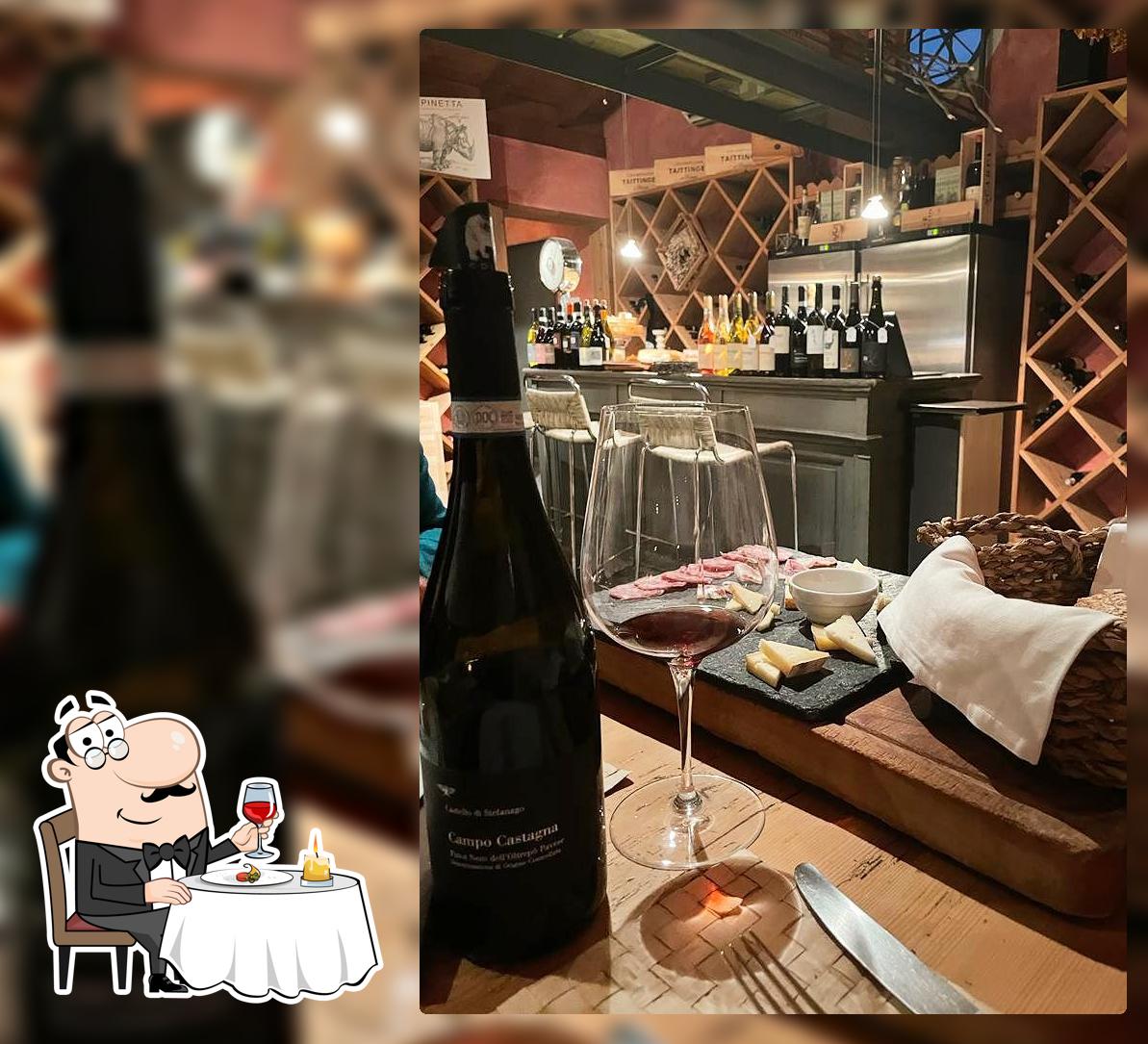 Prenditi un bicchiere di vino al pub & bar LA CORTE DELLE TAZZE
