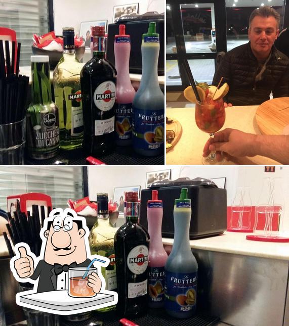 La bevanda e tavolo da pranzo del ristorante