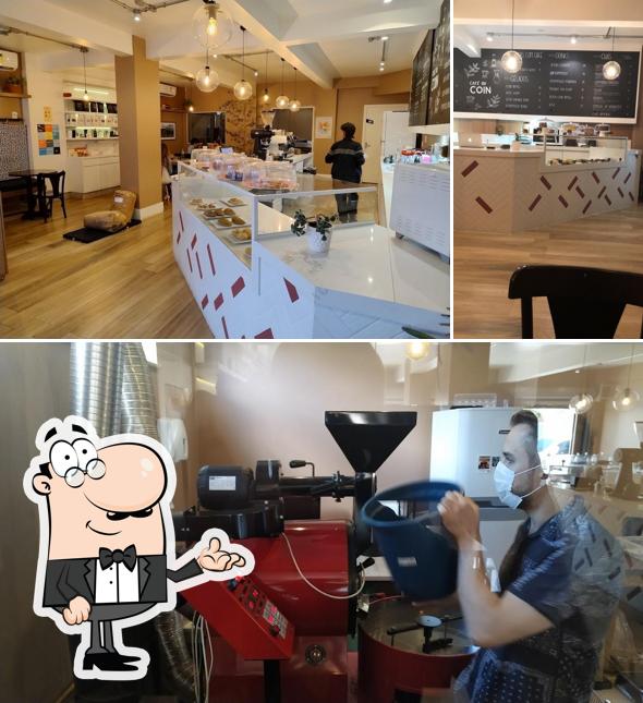 Sente em uma das mesas no Café du Coin