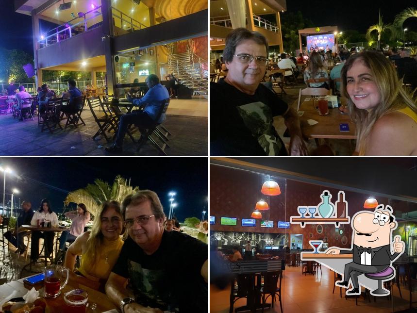 Sente em uma das mesas no Haus Petrolina