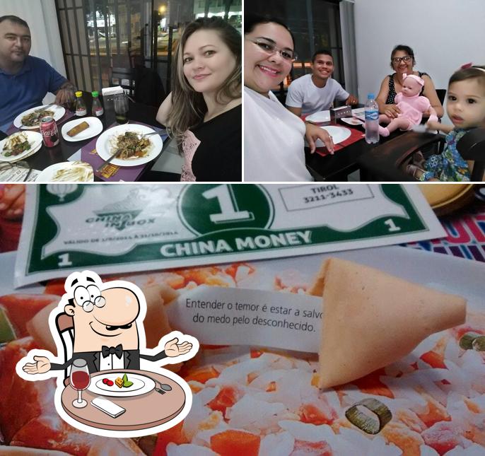 A mesa de jantar e comida do restaurante