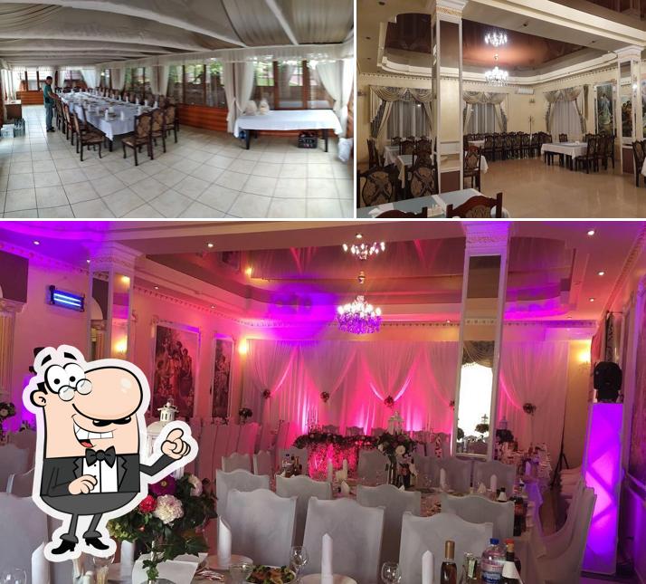 Installez-vous à l'une des tables de Driada