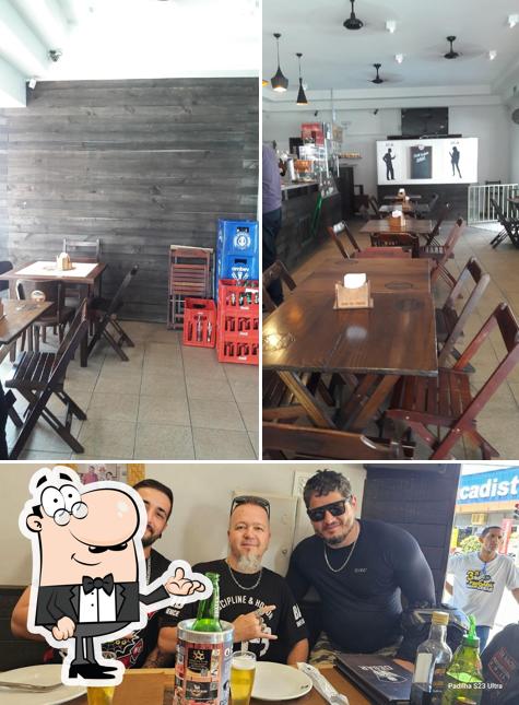 Sente em uma das mesas no Bar do César - Catanduva