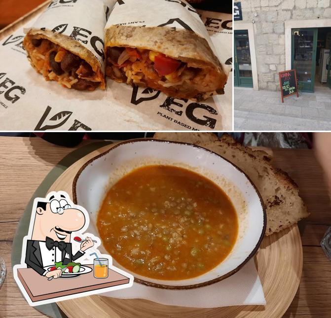 Questa è la immagine che presenta la cibo e lavagna di Veg