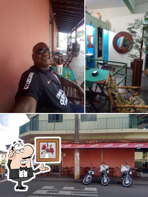 Sente em uma das mesas no Casa Do Marmitex